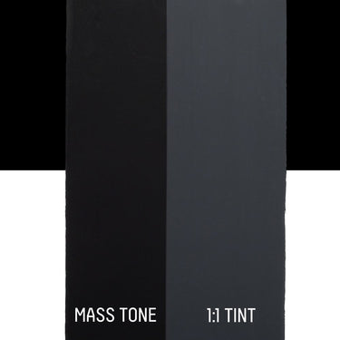 PETIT Échantillon de Acrylique Liquitex Bio-based Heavy, Noir de Fuméemontrant la teinte pure (mass tone) de le couleuer et mélangé à parts égales avec du blanc (1:1 tint)