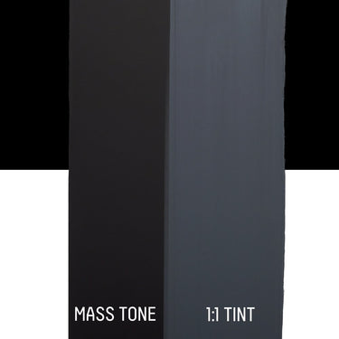 PETIT Échantillon de Acrylique Liquitex Bio-based Heavy, Noir de Marsmontrant la teinte pure (mass tone) de le couleuer et mélangé à parts égales avec du blanc (1:1 tint)