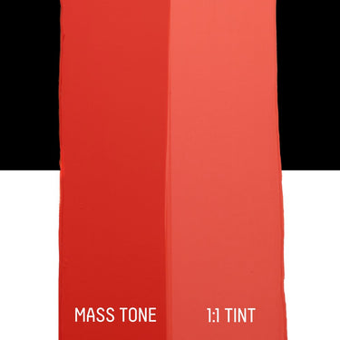 PETIT Échantillon de Acrylique Liquitex Bio-based Heavy, Rouge Clair sans Cadmiummontrant la teinte pure (mass tone) de le couleuer et mélangé à parts égales avec du blanc (1:1 tint)