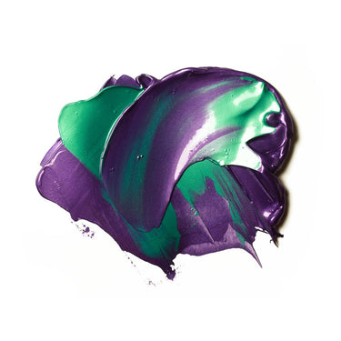 Échantillon mélange de peinture acrylique métallisée violet et vert aqua appliqué à la spatule sur fond blanc