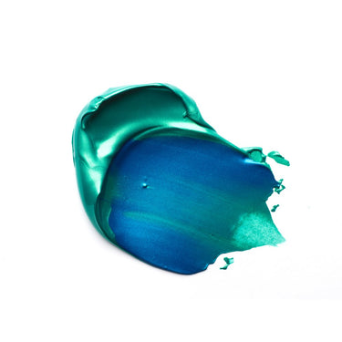 Échantillon mélange de peinture acrylique métallisée vert aqua et bleu appliqué à la spatule sur fond blanc