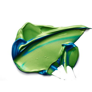 Échantillon mélange de peinture acrylique métallisée bleu et vert appliqué à la spatule sur fond blanc