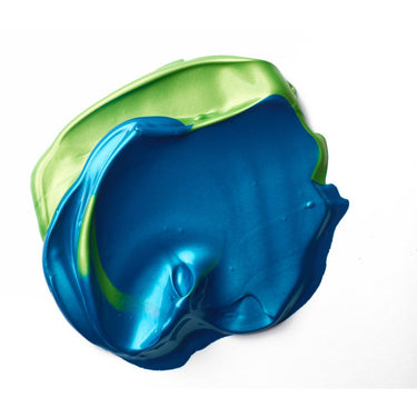 Échantillon mélange de peinture acrylique métallisée bleu et vert appliqué à la spatule sur fond blanc