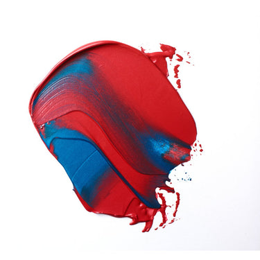 Échantillon mélange de peinture acrylique métallisée bleu et rouge appliqué à la spatule sur fond blanc