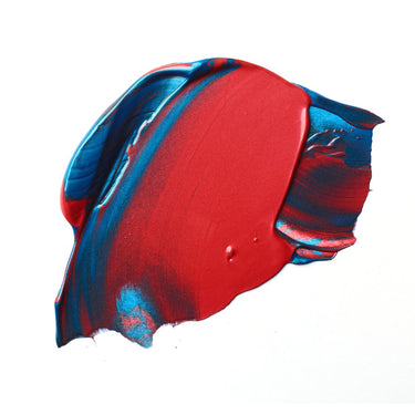 Échantillon mélange de peinture acrylique métallisée bleu et rouge appliqué à la spatule sur fond blanc
