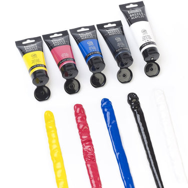 4 tubes de peinture 75ml acrylique Basics Liquitex ouverts, alignés en haut de l’image, avec des traits épais de couleur disposés en dessous sur une surface blanche.