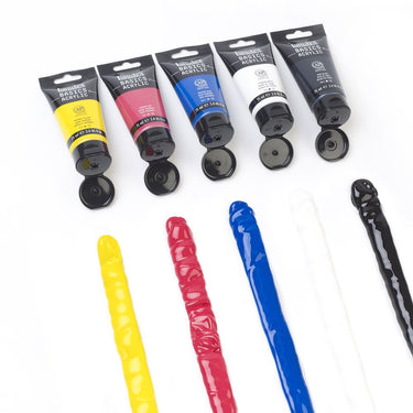 5 tubes de peinture 75ml acrylique Basics Liquitex ouverts, alignés en haut de l’image, avec des traits épais de couleur disposés en dessous sur une surface blanche.