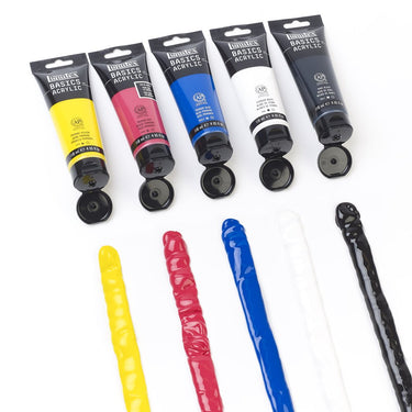 5 tubes de peinture 118ml acrylique Basics Liquitex ouverts, alignés en haut de l’image, avec des traits épais de couleur disposés en dessous sur une surface blanche.
