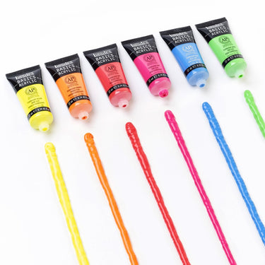 6 tubes de peinture 22ml coffret fluorescents acrylique Basics Liquitex ouverts, alignés en haut de l’image, avec des traits épais de couleur disposés en dessous sur une surface blanche.