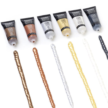 6 tubes de peinture 118ml coffret iridescents acrylique Basics Liquitex ouverts, alignés en haut de l’image, avec des traits épais de couleur disposés en dessous sur une surface blanche.