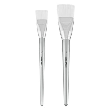 Coffret pinceaux Basics, 2 pinceaux poils synthétiques gros plan des produits sortis de la boîte à côté du coffret