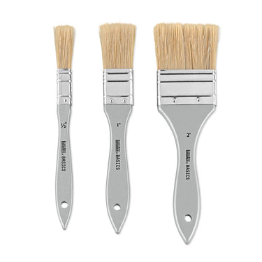 Coffret pinceaux Basics, 3 pinceaux poils naturels gros plan des produits sortis de la boîte à côté du coffret