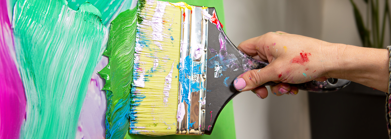 Artist qui peint en atelier